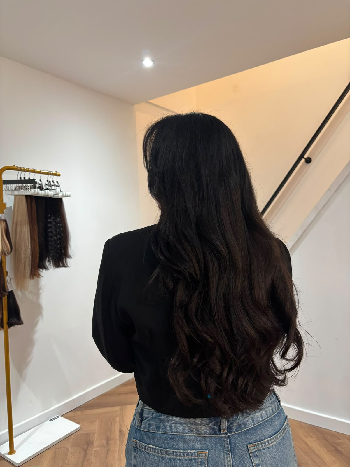 After — voller en langer donkerbruin haar met JiJi Co extensions